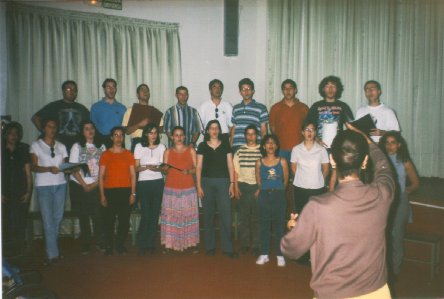 Electra dirigiendo el ensayo del coro para la graduacin de la Promocin 96-99 de Educacin Musical