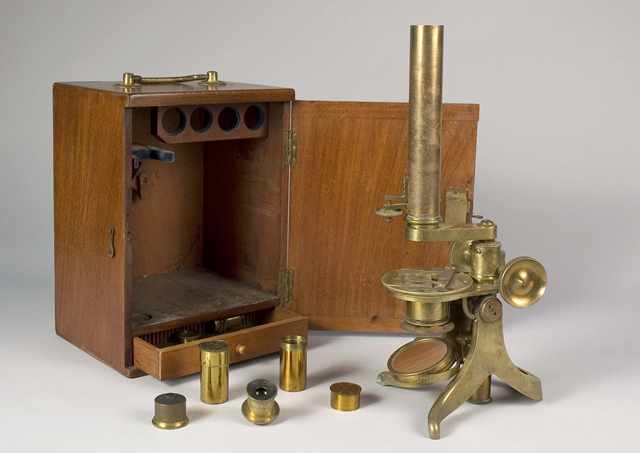 Microscópio de bronce