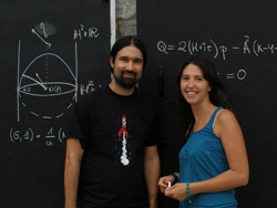 Con su colaboradora Isabel Fernández con fórmulas de su investigación