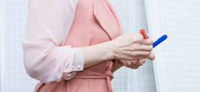 Foto de mujer con rotuladores en la mano