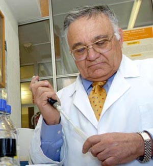 UNA VIDA DEDICADA A LA DOCENCIA. El catedrtico de Bioqumica, mientras trabaja en el laboratorio de la Universidad de Murcia. / VICENTE VICNS / AGM