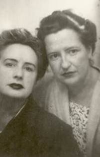 Amanda Junquera junto a Carmen Conde, hacia 1940.