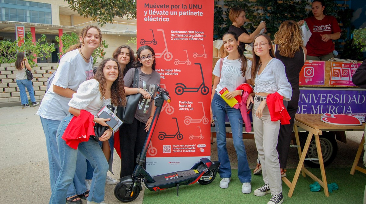Estudiantes en la UMU junto al premio del concurso de movilidad sostenible