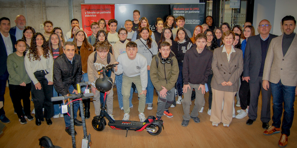 Premiados y premiadas por la campaña de movilidad sostenible en la Universidad de Murcia.