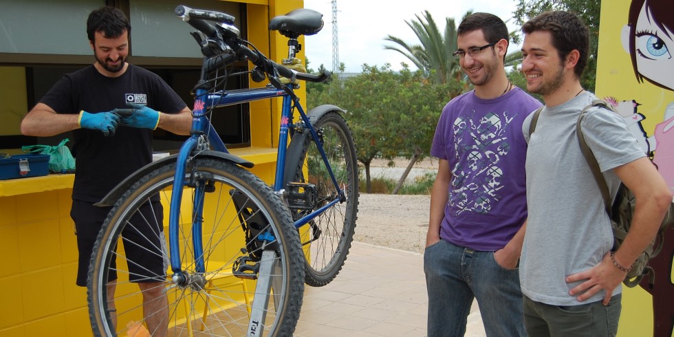Taller de bicicletas en la Universidad de Murcia. Hospital de Bicis y Campus Sostenible. 