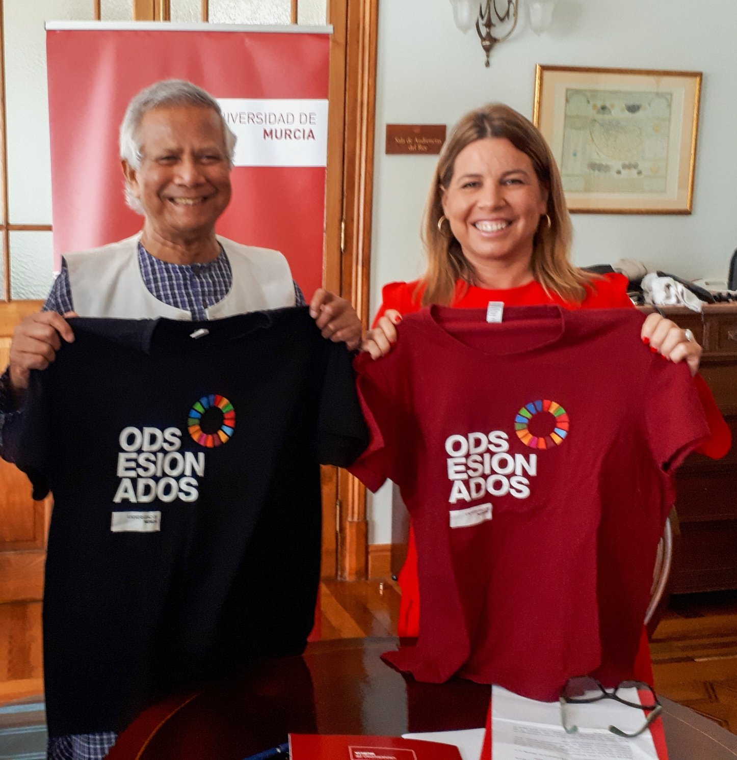 Muhhamad Yunus, premio Nobel de la Paz, posa con una camiseta del proyecto ODSesiones de la Universidad de Murcia