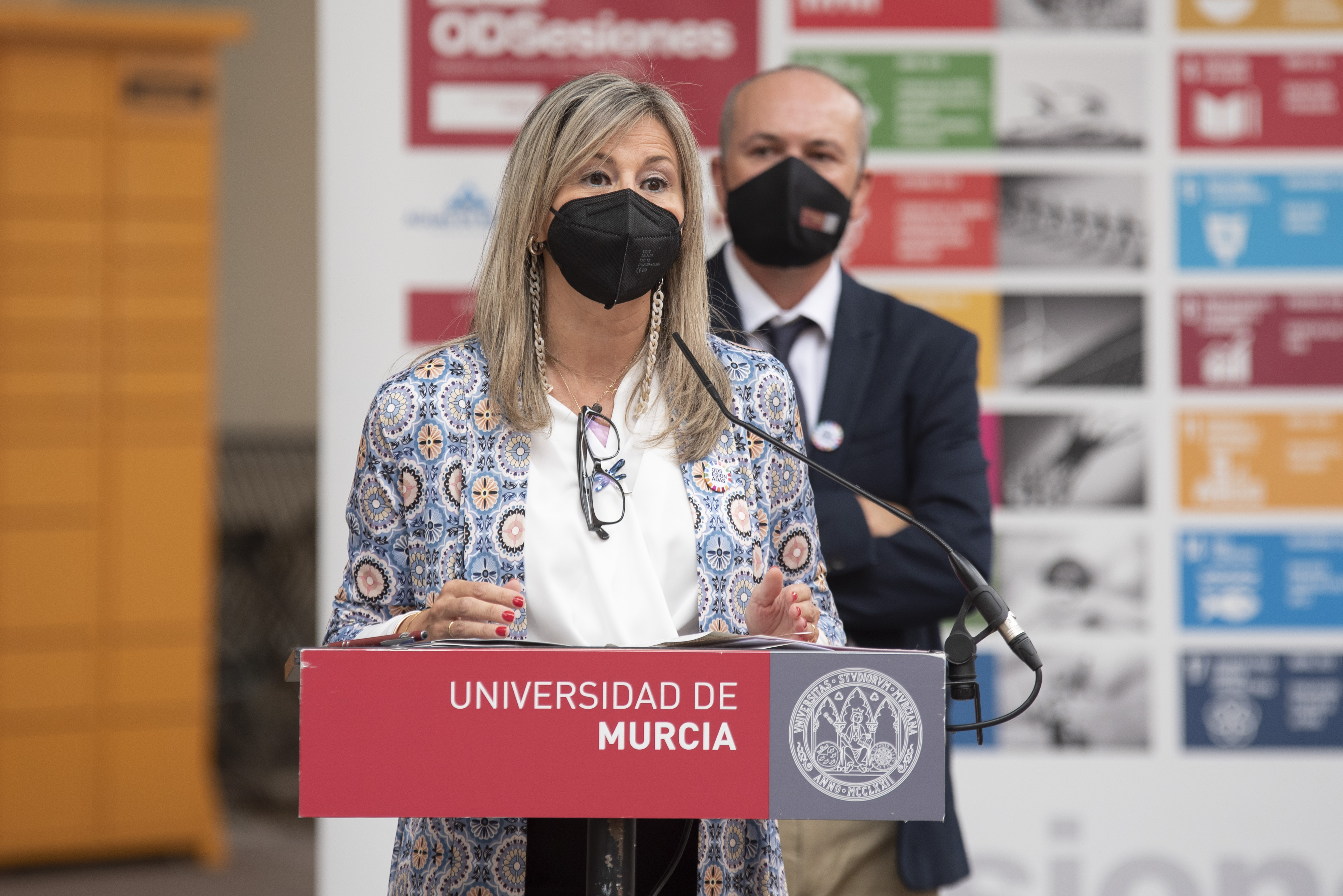 Olga García, directora territorial de CaixaBank participando en un evento de Odsesiones de la Universidad de Murcia