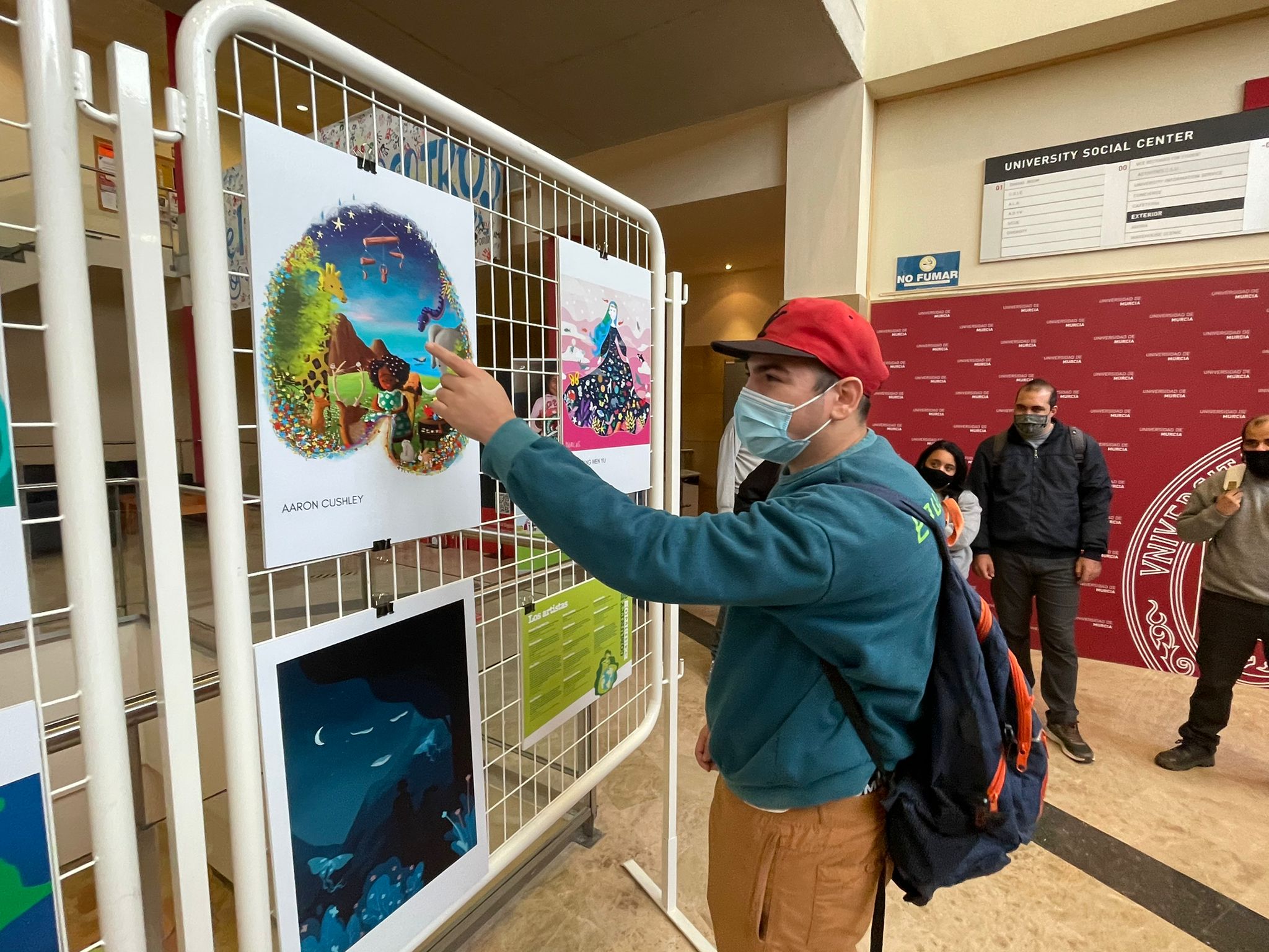Integrante FUNDOWN compartiendo impresiones sobre las ilustraciones de la exposición de COP en la Universidad de Murcia que organiza ODSesiones