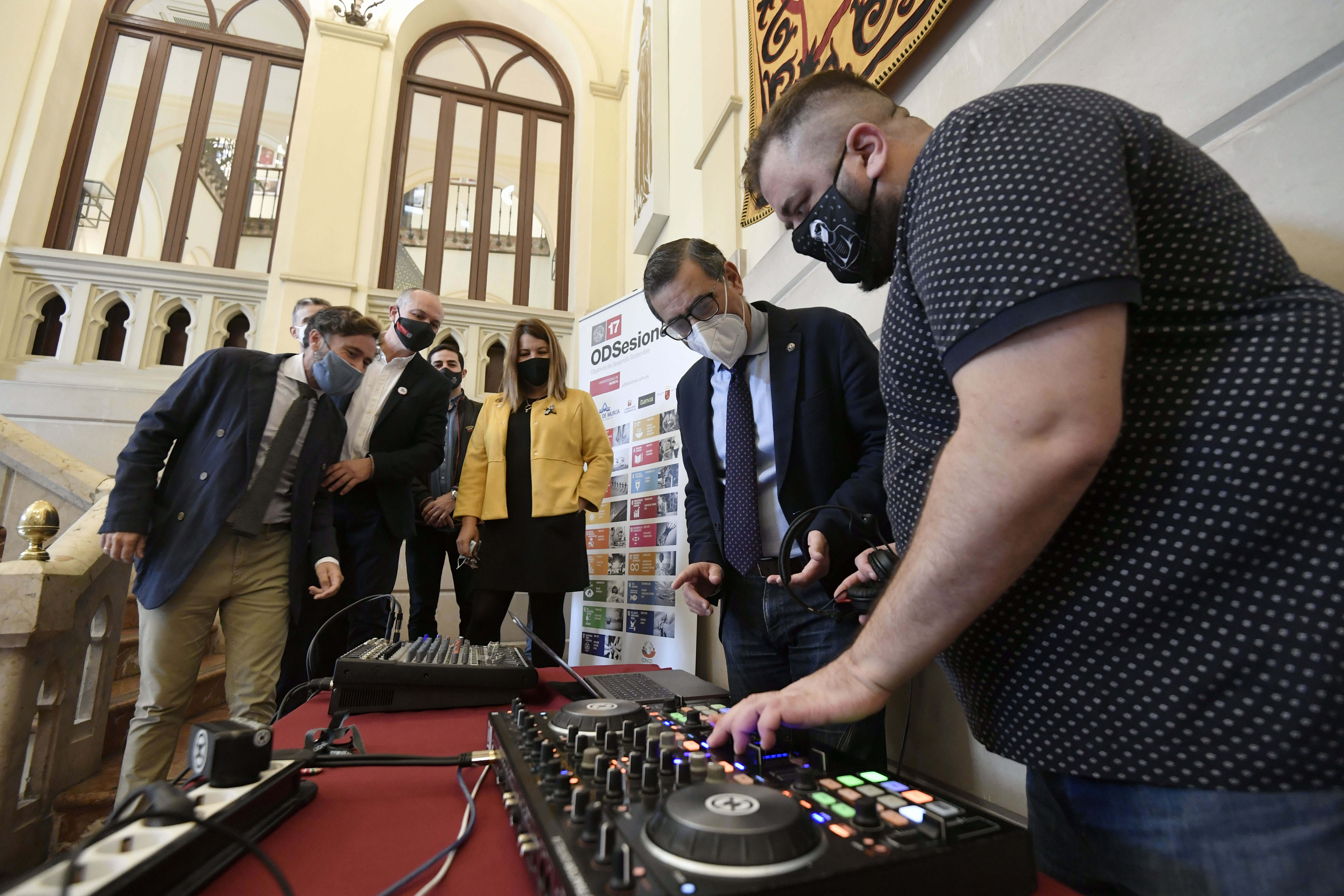 El DJ Dom flúor ambientó la firma de los convenios entre Animal Sound, Fan Futura Fest y la Universidad de Murcia a través de ODSesiones