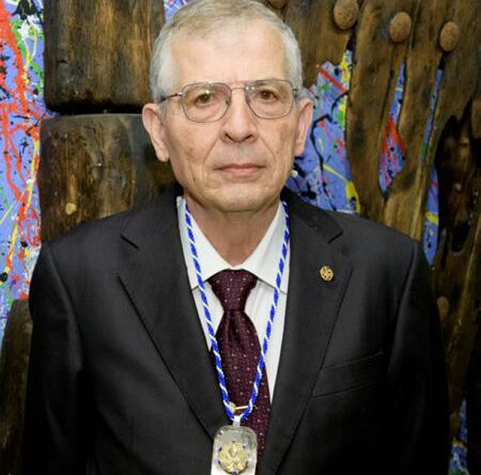 Medalla de Oro a D. Manuel Hernández Córdoba