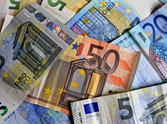 Foto de billetes de diversas cuantías de euro