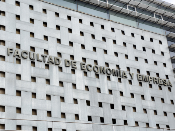 Foto de la fachada de la Facultad de Economía y Empresa