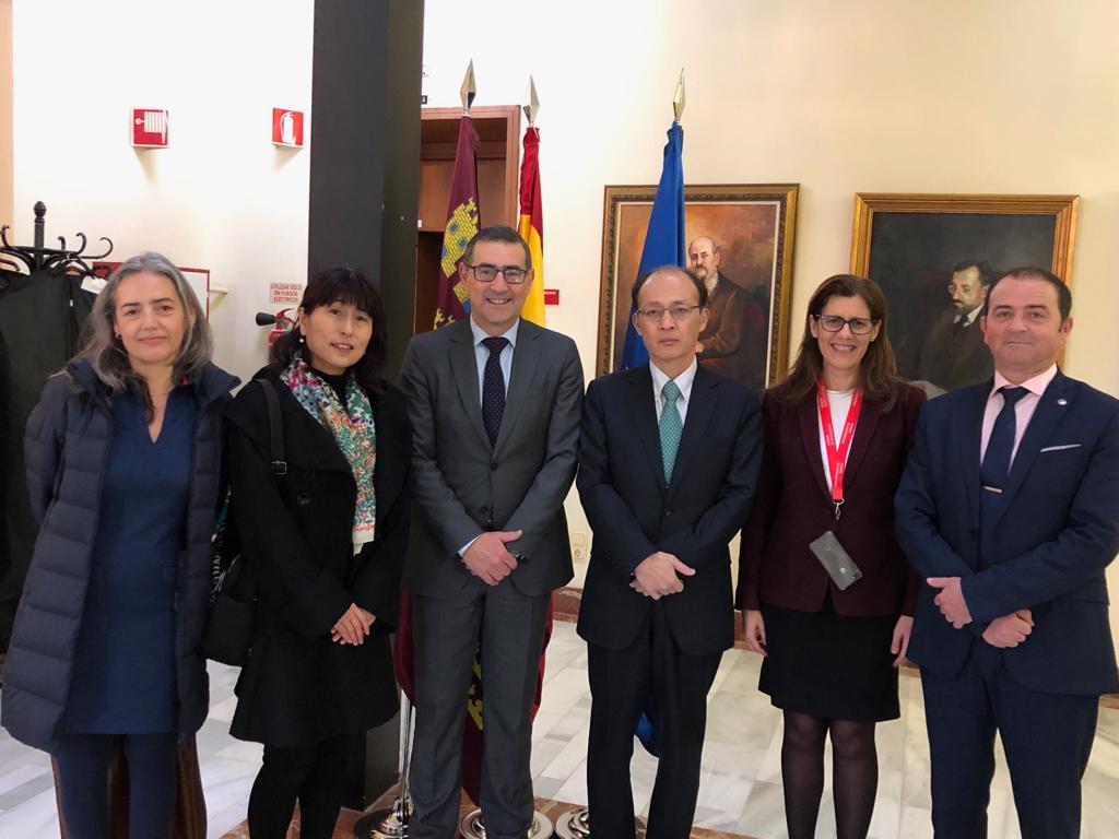 El director de la Fundación Japón de Madrid es recibido por el rector José Luján en su visita a la UMU