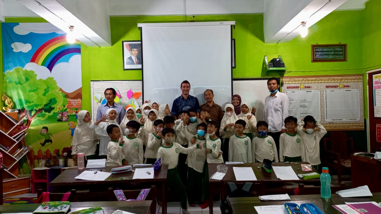 La UMU conecta escuelas de Murcia e Indonesia para promover los descansos activos entre sus estudiantes