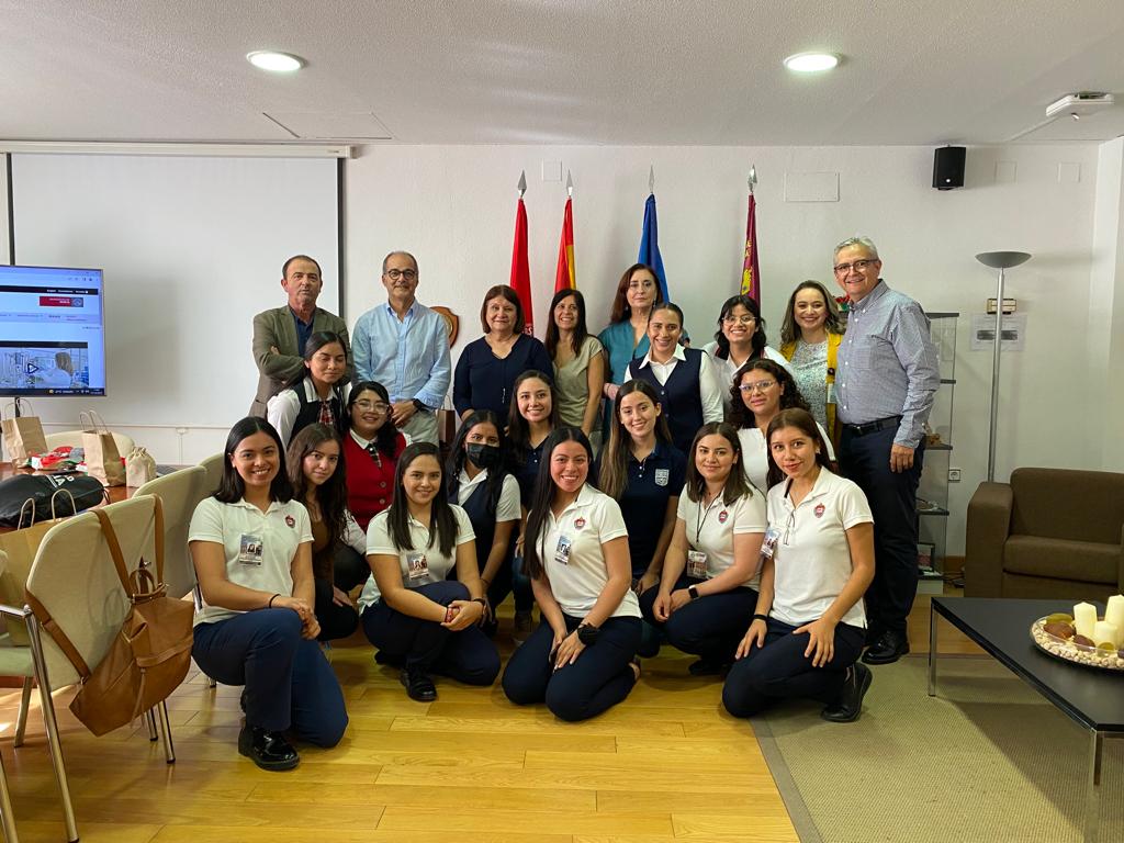 El vicerrector de Internacionalización recibe a 14 estudiantes mexicanas que realizan prácticas en centros educativos de la Región
