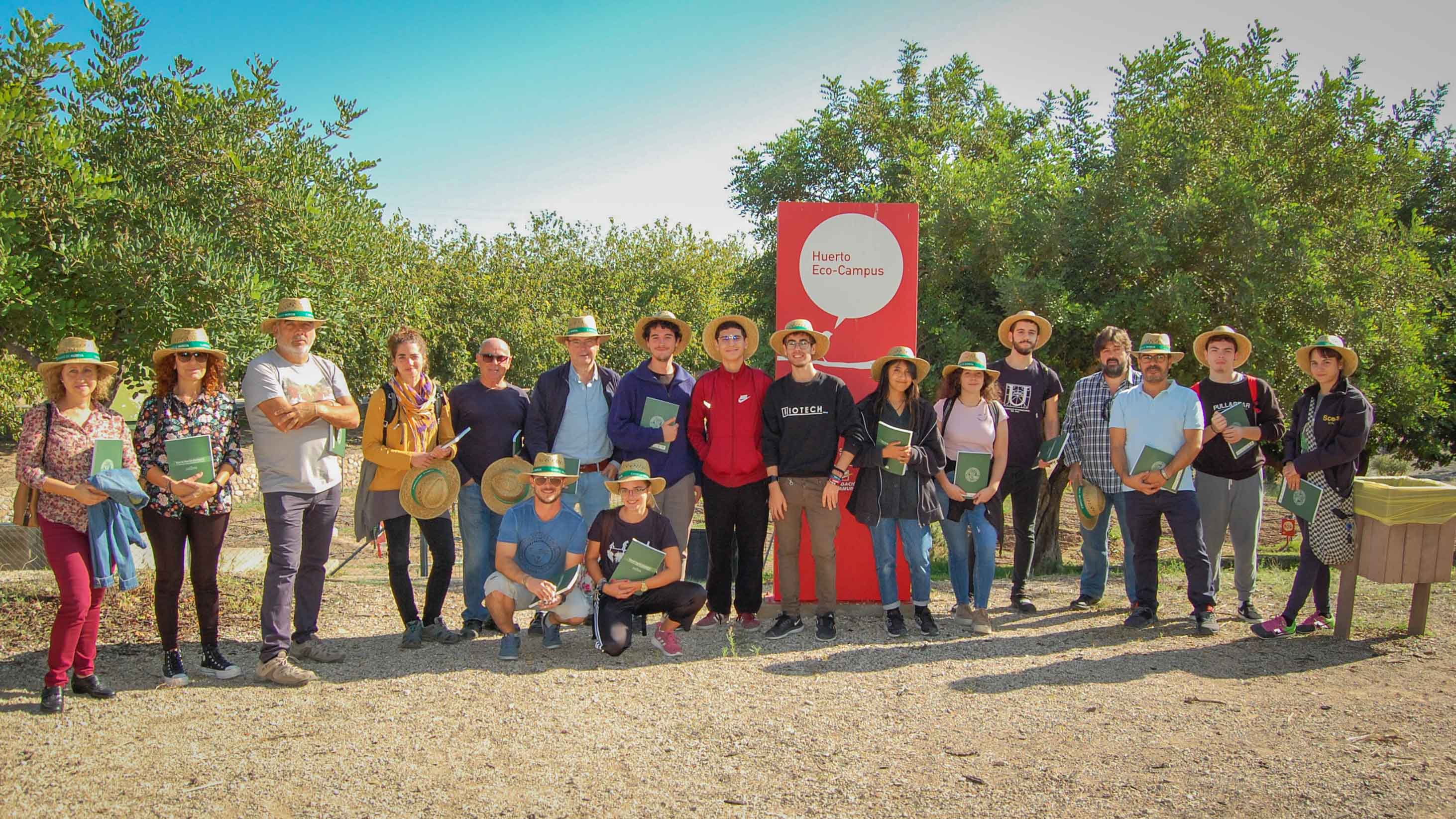 Universitarios usuarios de los Huertos Ecológicos de Campus Sostenible. Universidad de Murcia. 