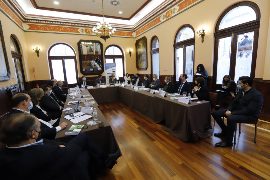 La vicerrectora de Planificación de las Infraestructuras, María Belén López Morales, junto a los demás ponentes en el foro sobre sostenibilidad celebrado en el casino.