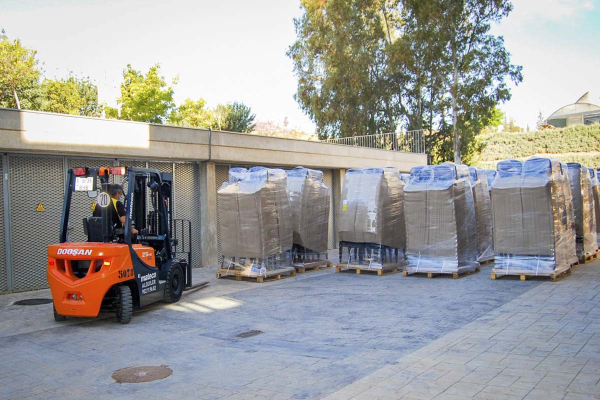 La empresa de suministro de butacas descargando el material en el edificio PLEIADES.