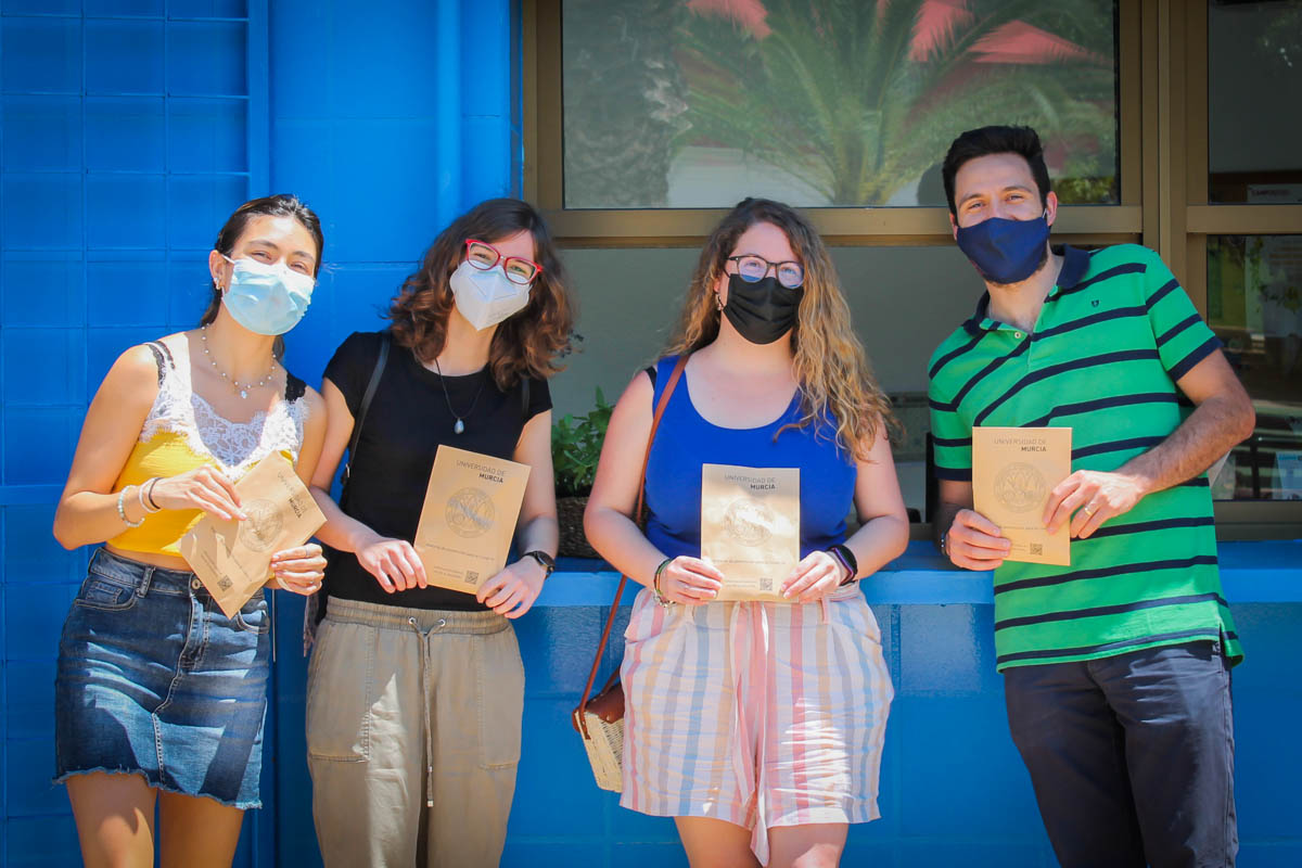 Miembros de la UMU acuden al punto de información de Campus Sostenible y Saludable a por sus mascarillas de tela reutilizables.  
