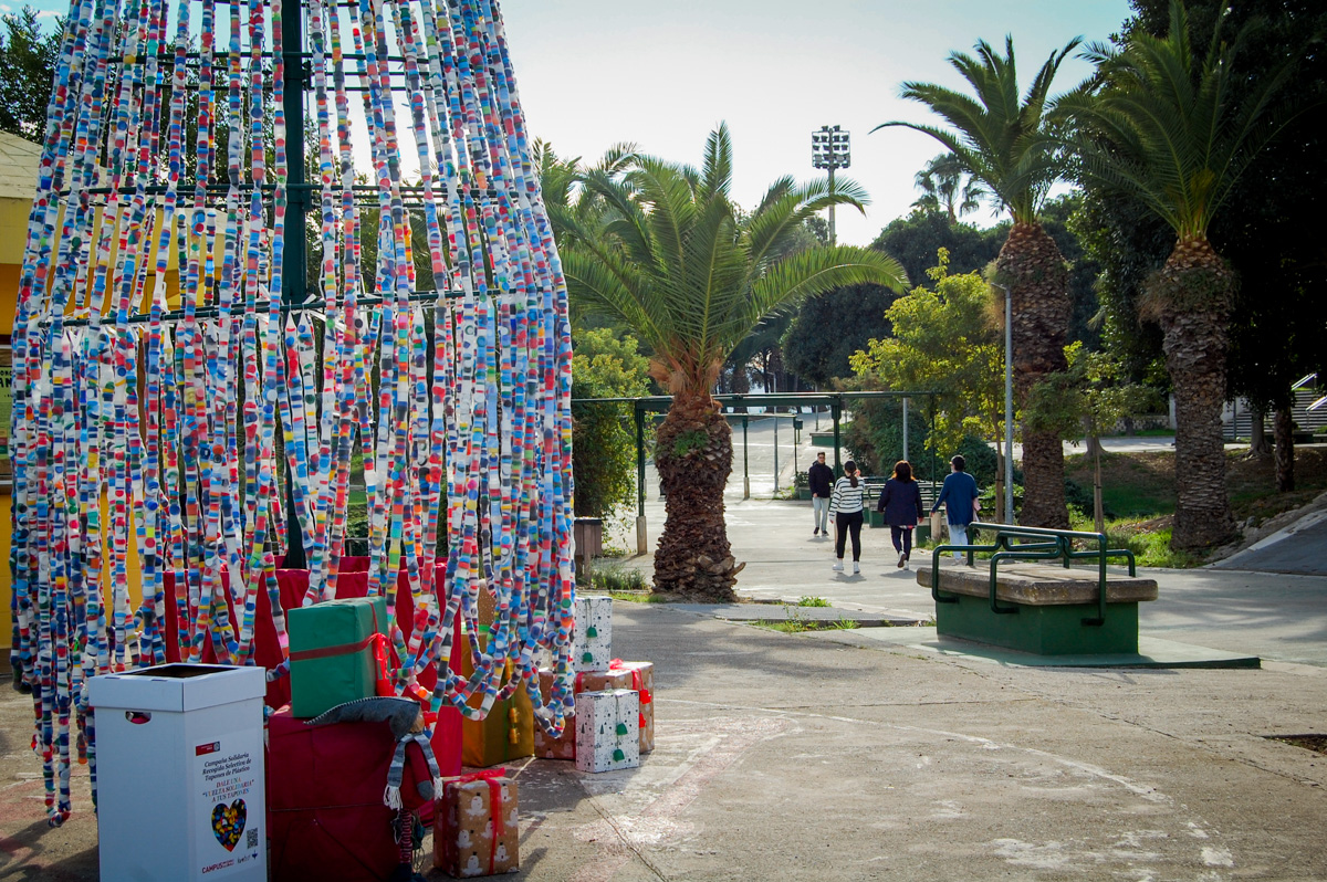 Árbol de Navidad reciclado con tapones de plástico. Campus Sostenible y Saludable en campus de Espinardo. UMU. 