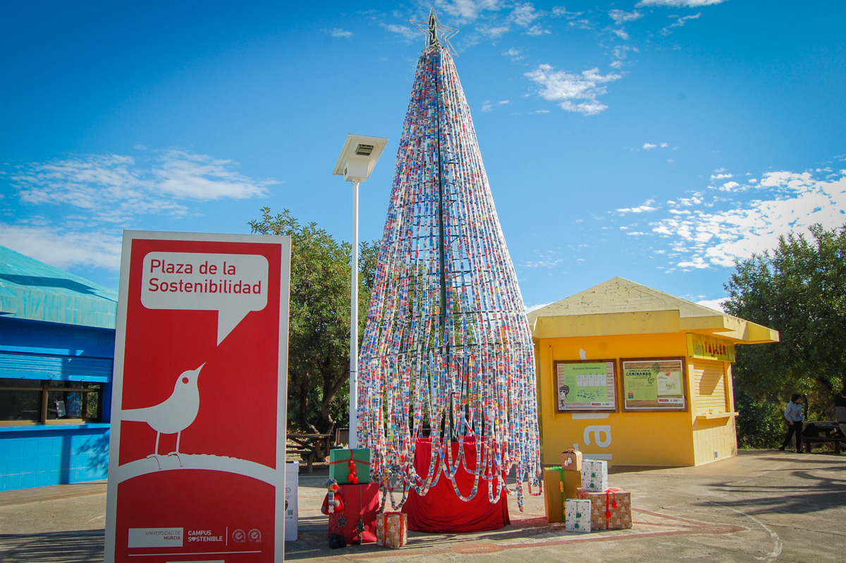 Árbol de Navidad reciclado con tapones de plástico. Campus Sostenible y Saludable en campus de Espinardo. UMU. 