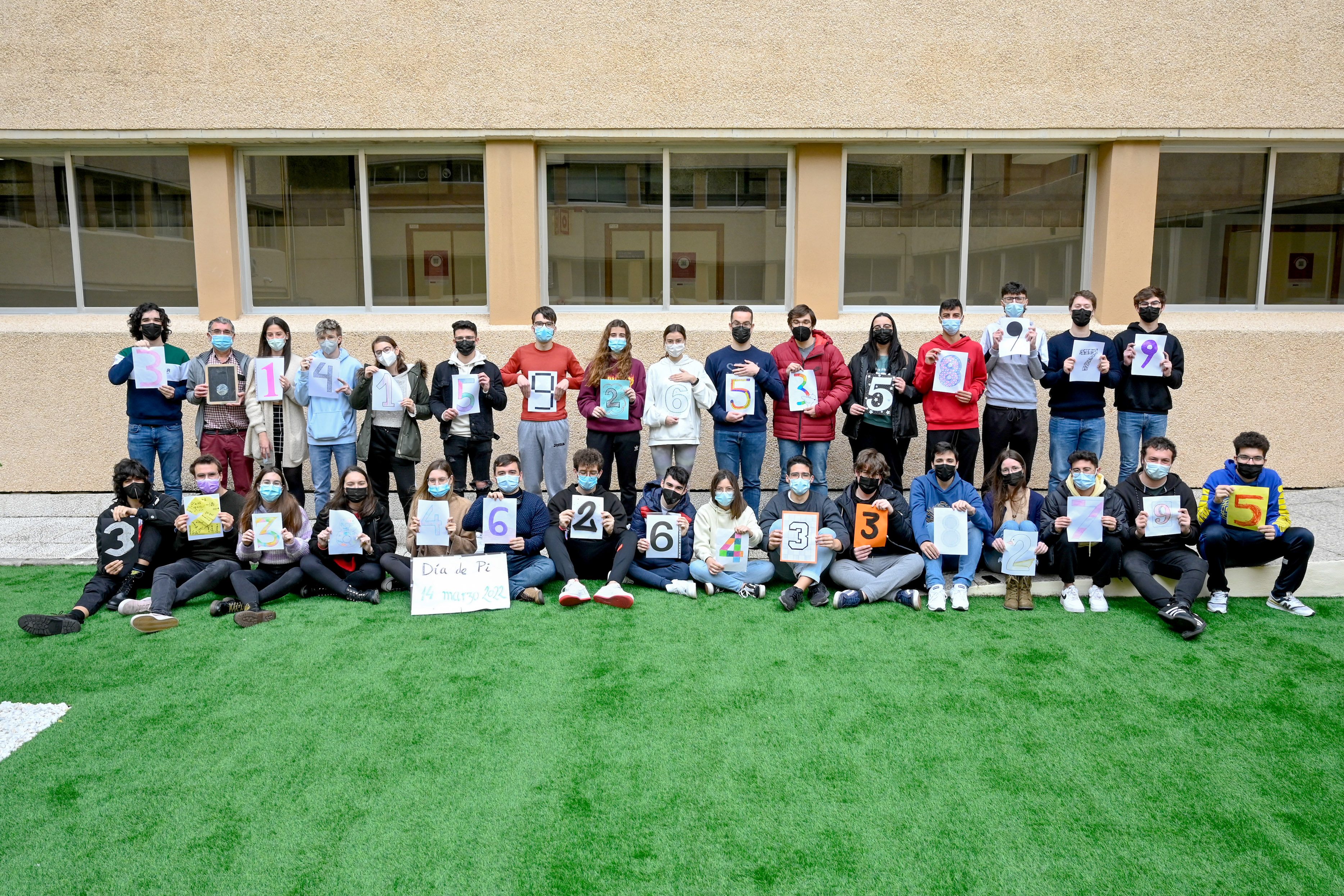 Los alumnos de Física conmemorando el Día de Pi