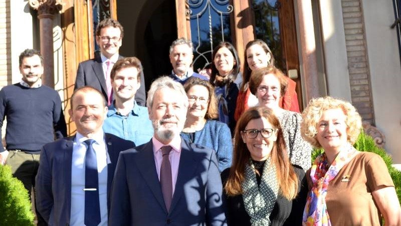 El director ejecutivo y la jefa de programas para estadounidenses de la Comisión Fulbright-España visitan a los fulbrighters de la UMU