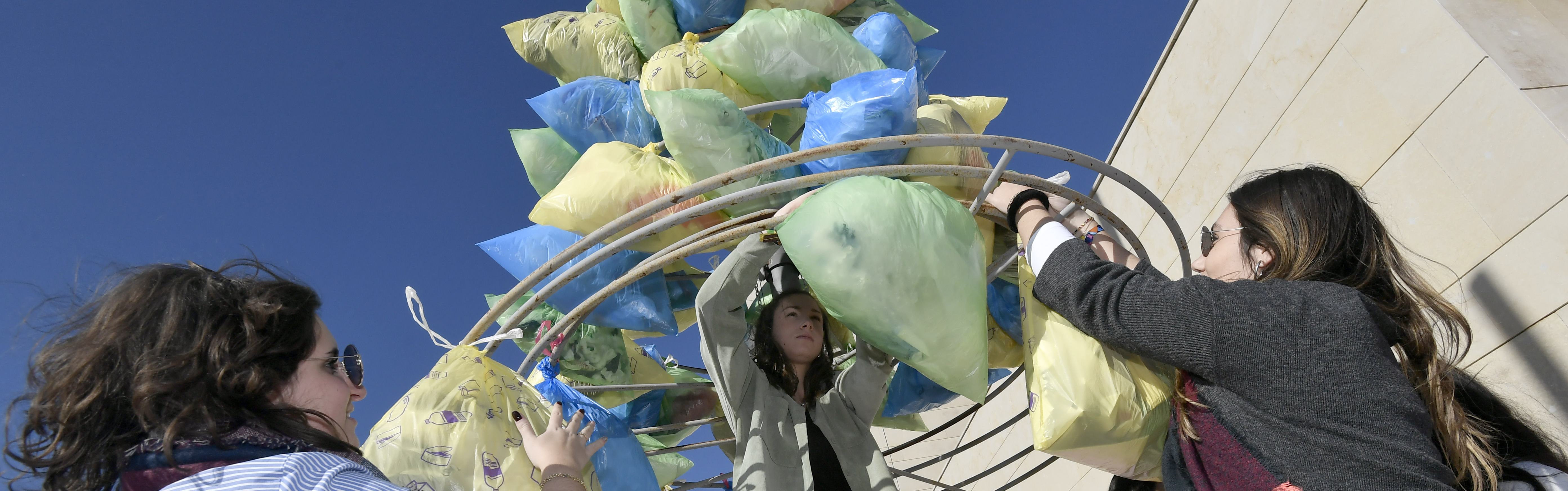 La UMU instala dos árboles de Navidad fabricados con las bolsas de plástico recogidas en una campaña de concienciación ambiental