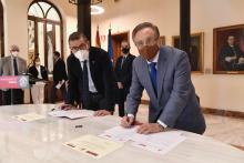 El rector, José Lujá, y el presidente de Grupo Fuertes, Tomás Fuertes, en la firma del convenio