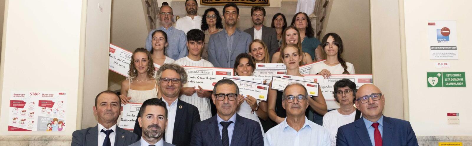 La UMU entrega los premios VI Santander Ingenio y XV Relato Corto con ayudas para estudiantes que se marchan de estancias internacionales