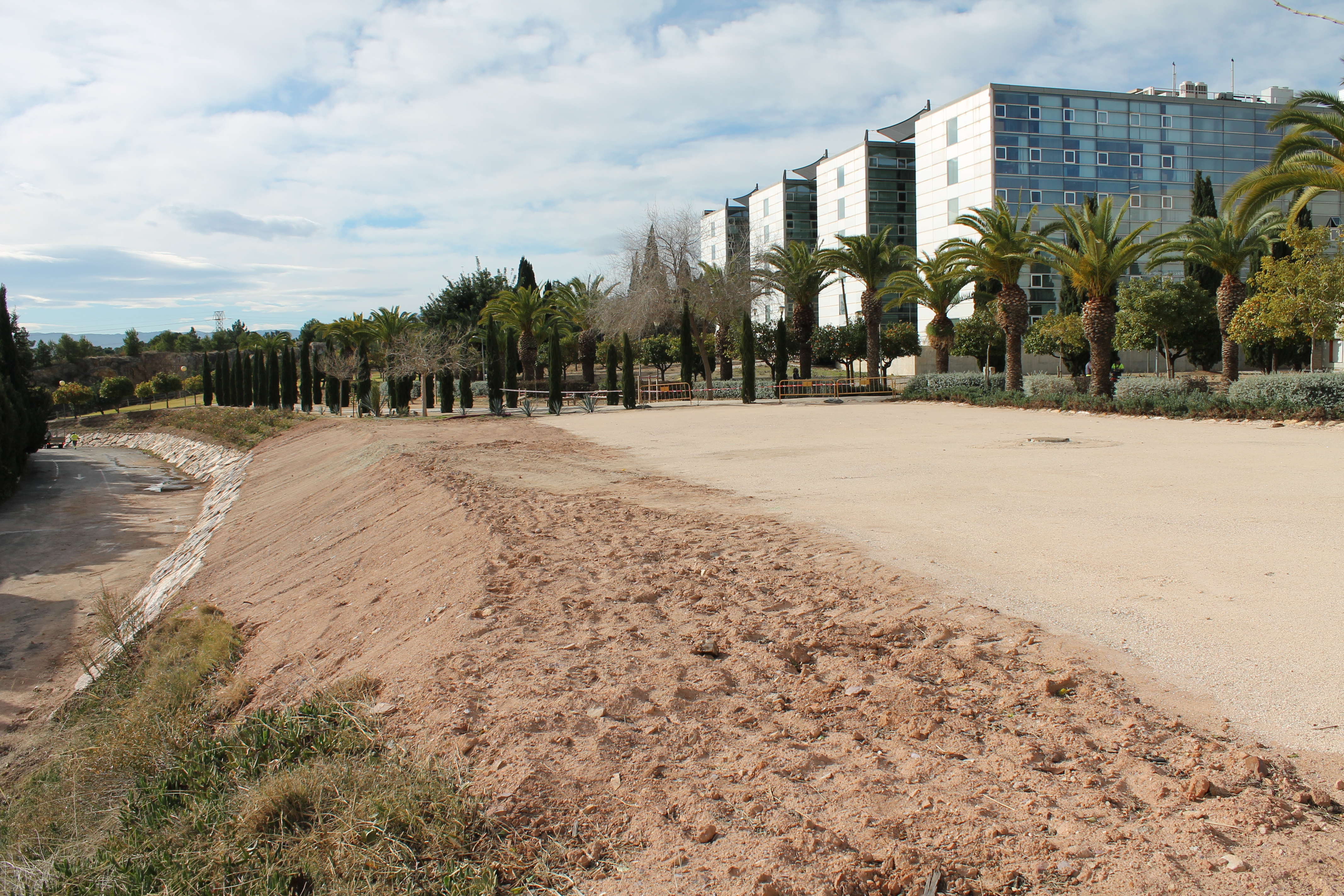 Fase 1 del proyecto de conversión de un aparcamiento en zona verde, movimiento de tierras frente a la Facultad de Comunicación y Documentación.