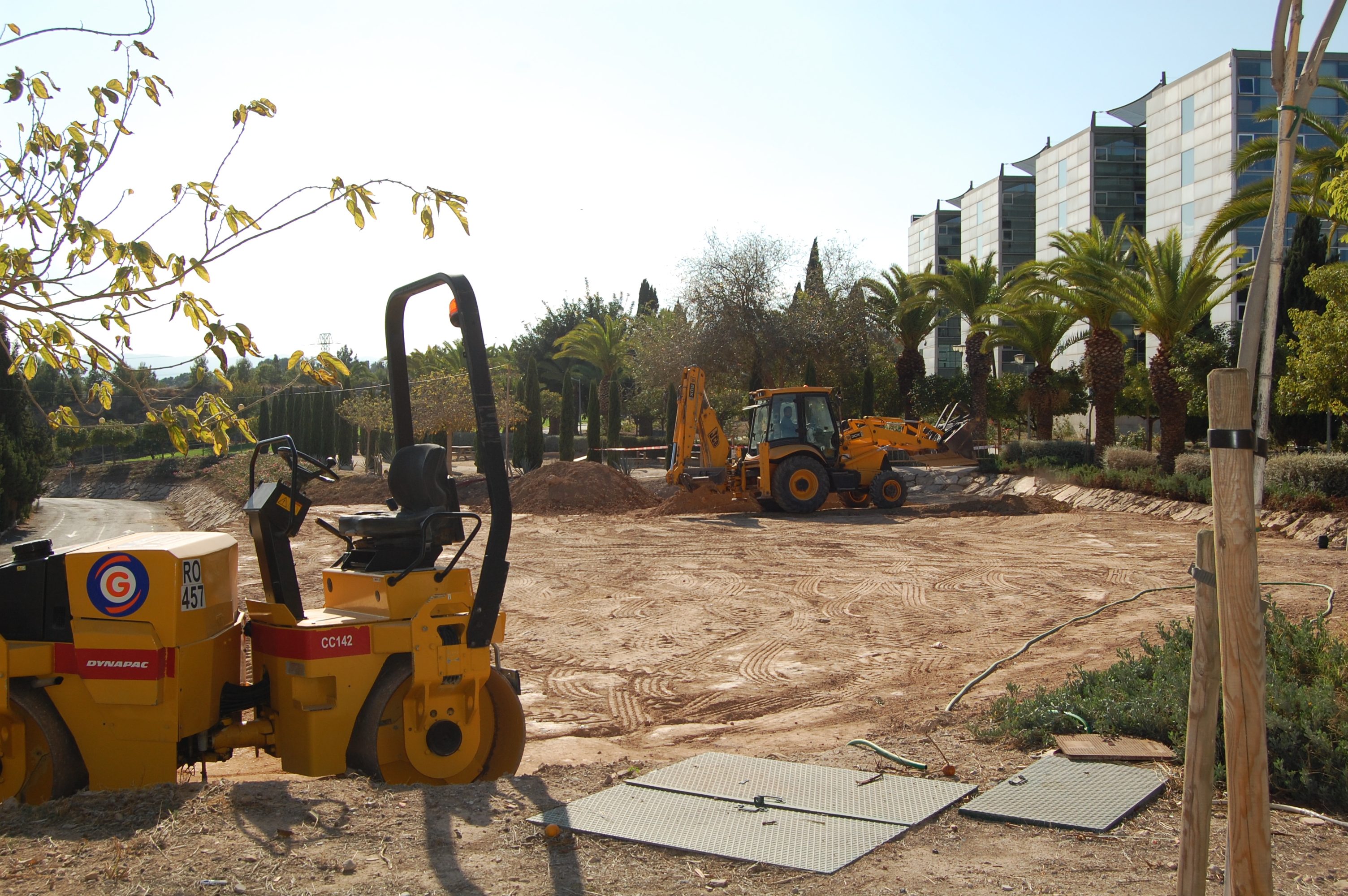 Fase 1 del proyecto de conversión de un aparcamiento en zona verde, movimiento de tierras frente a la Facultad de Comunicación y Documentación.