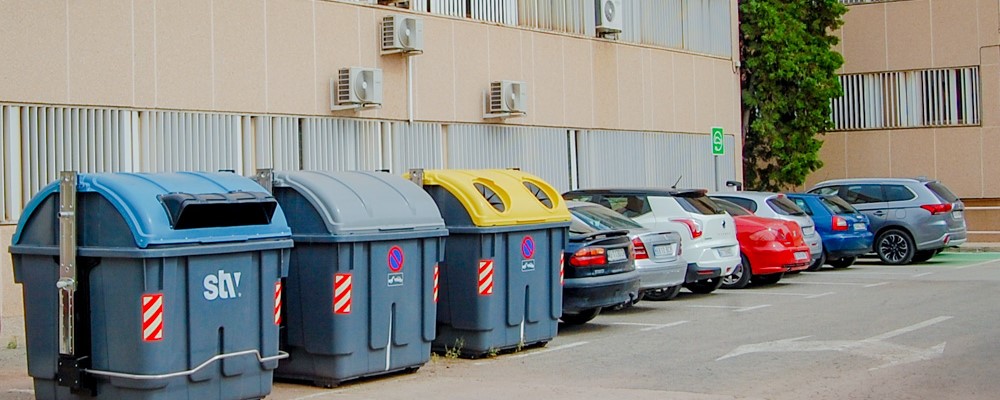 Contenedores para recogida selectiva de residuos junto a la Facultad de Biología. Campus de Espinardo. UMU.
