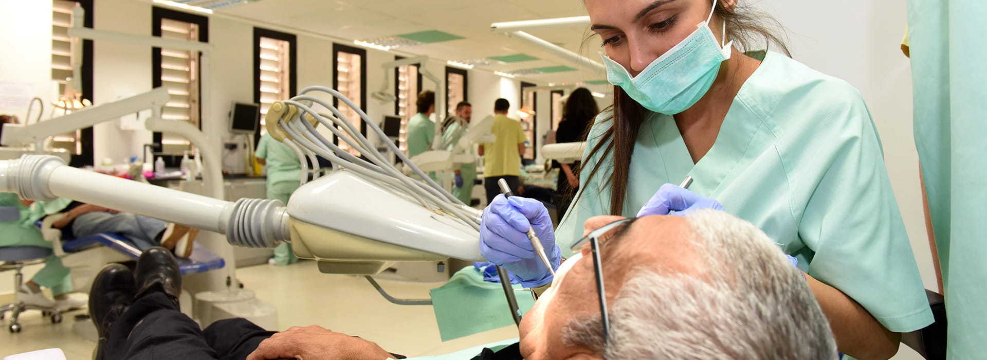 El amplio abanico de especialidades odontológicas de las que dispone la COU permite cumplir nuestro objetivo de cumplir un servicio asistencial en la ciudad de Murcia garantizar la salud buco-dental de la sociedad.