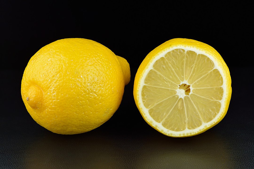 limón entero y cortado