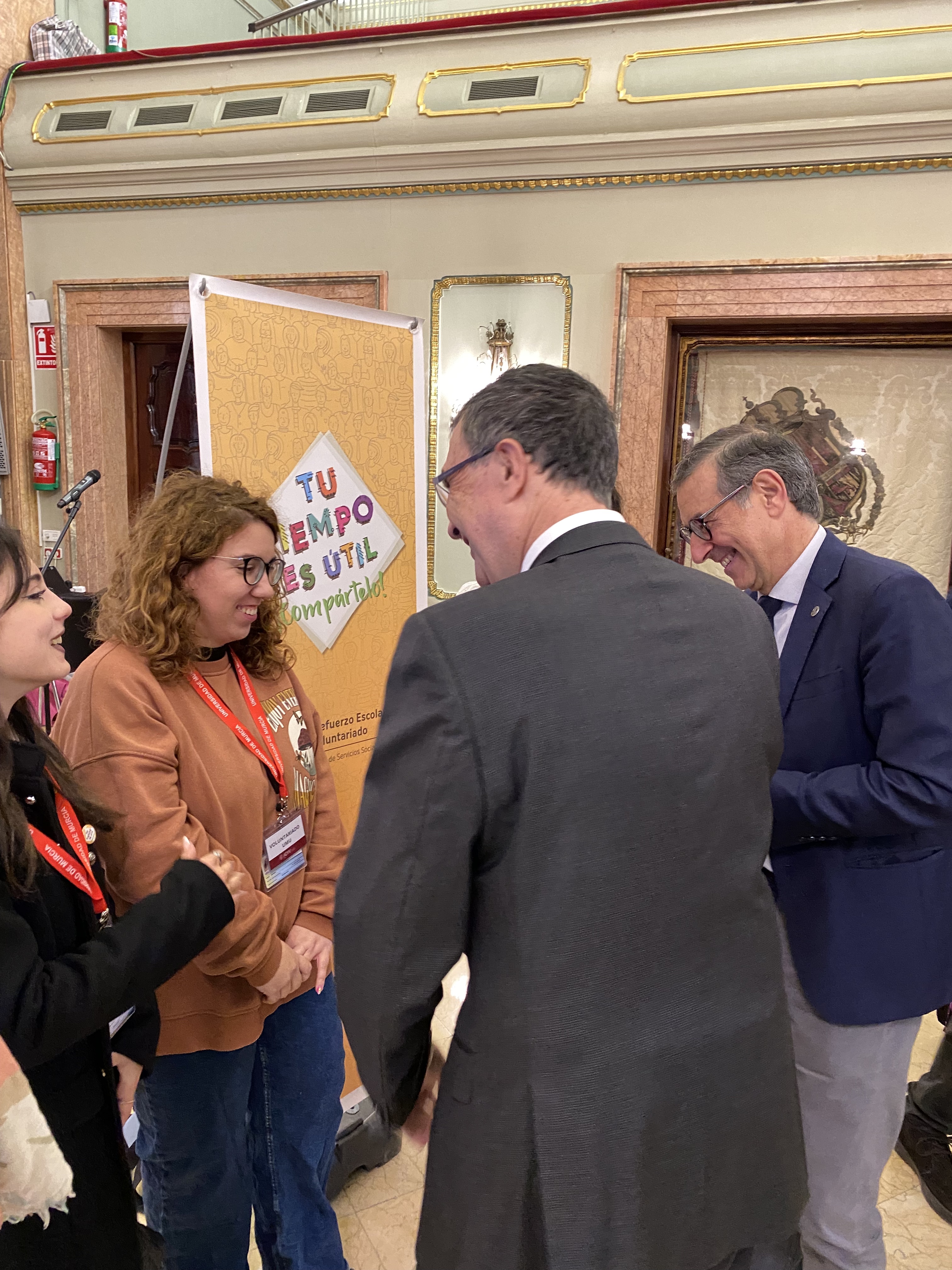 El Rector y el Alcalde de Murcia con dos voluntarias de la UMU