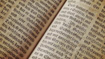 Libro abierto con texto en tipografía antigua