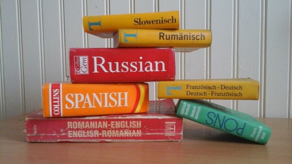 Diccionarios de varios idiomas apilados
