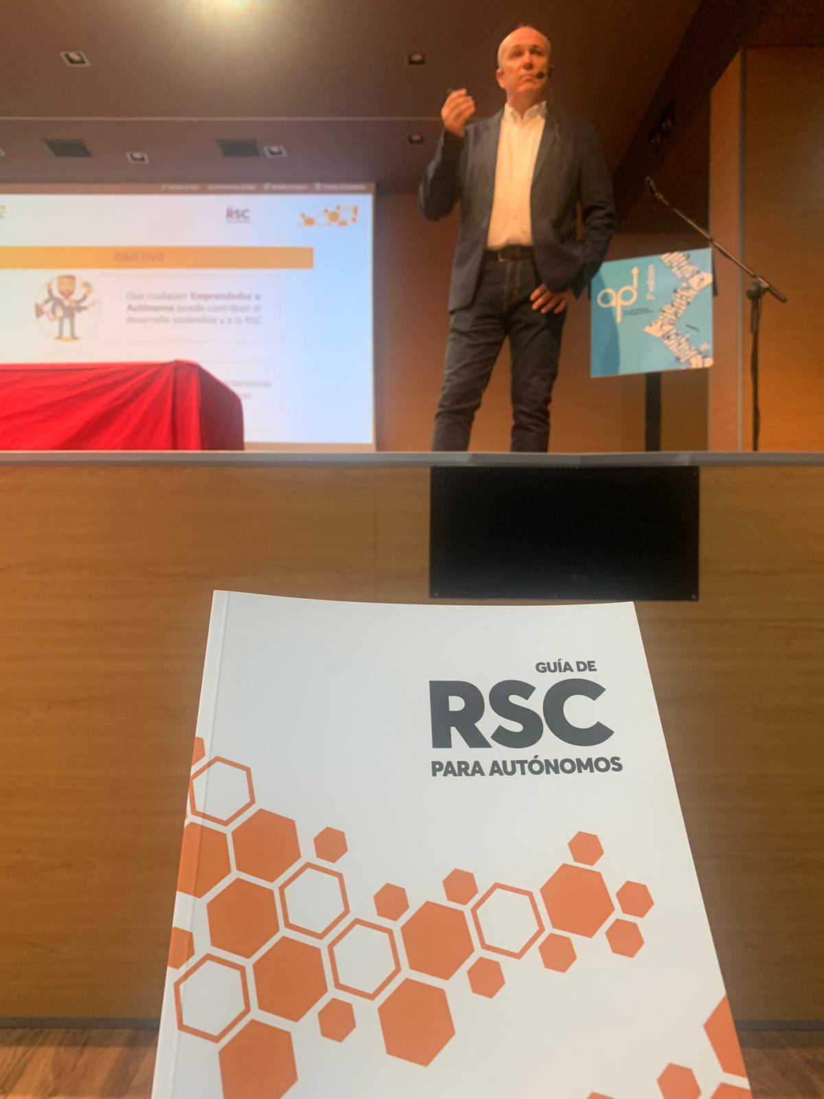 Longinos Marín, Director de la Cátedra de RSC de la Universidad de Murcia, presentando la Guía de RSC en Autónomos