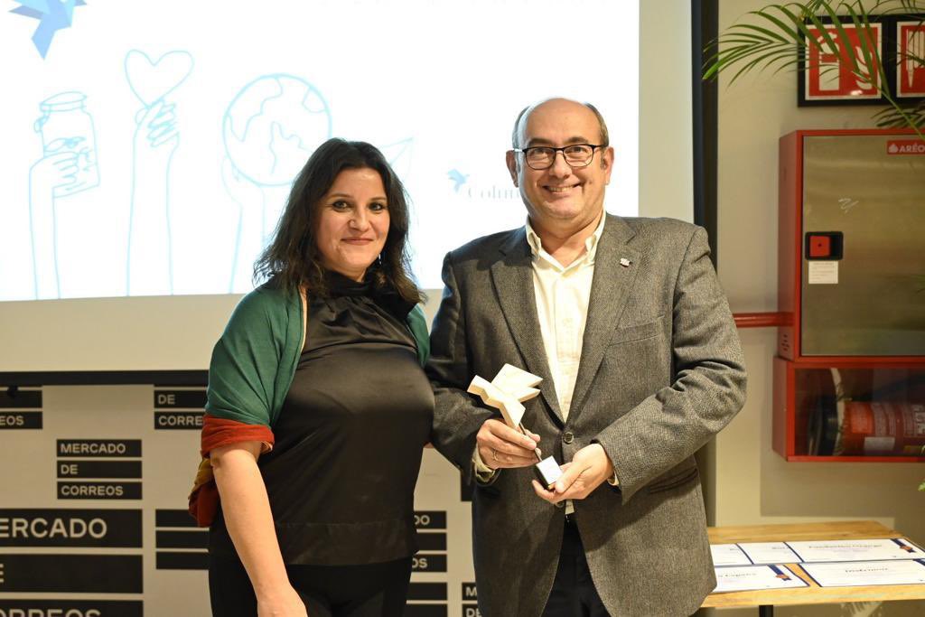 Pedro J. Cuestas, Subrirector de la Cátedra de RSC de la Universidad de Murcia, recibiendo el premio de Columbares