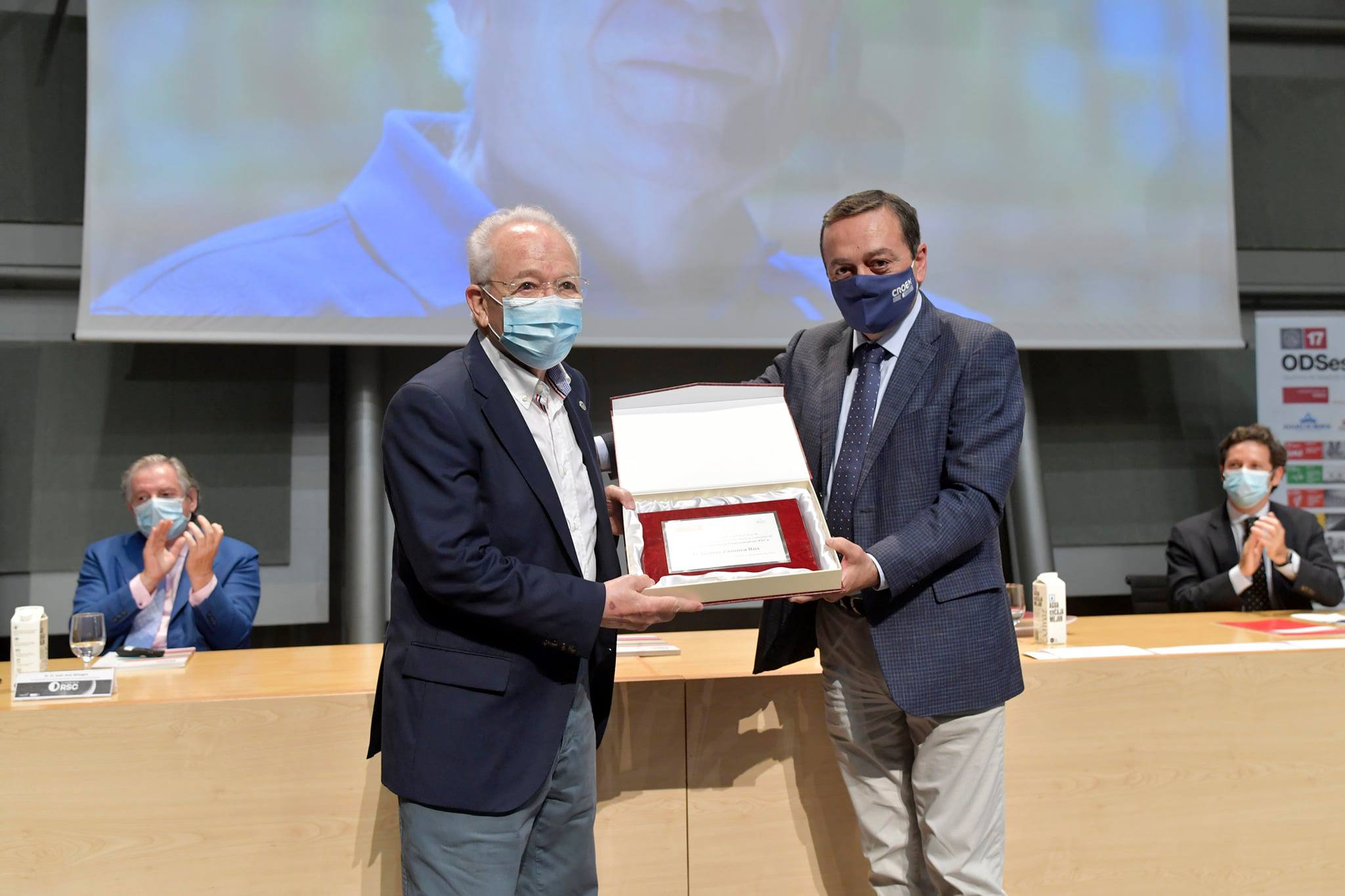 Tomás Zamora recibe el premio de José María Albarracín, de CROEM, en la III Noche de la RSC de la Universidad de Murcia