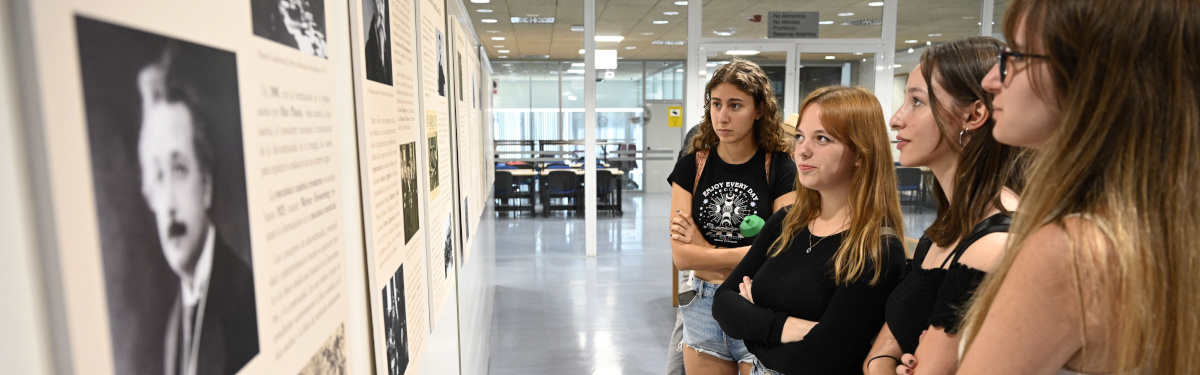 La exposición ‘La ciencia española ante Einstein y la relatividad’ ya se puede visitar en el campus de Espinardo de la UMU