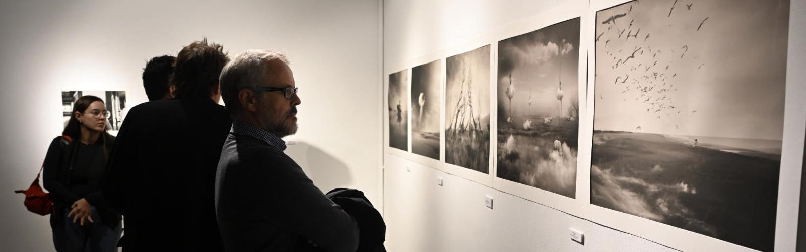 El Premio de Fotografía de la UMU va a parar a la obra 'El jardín de las jirafas' de Oriol Jolonch
