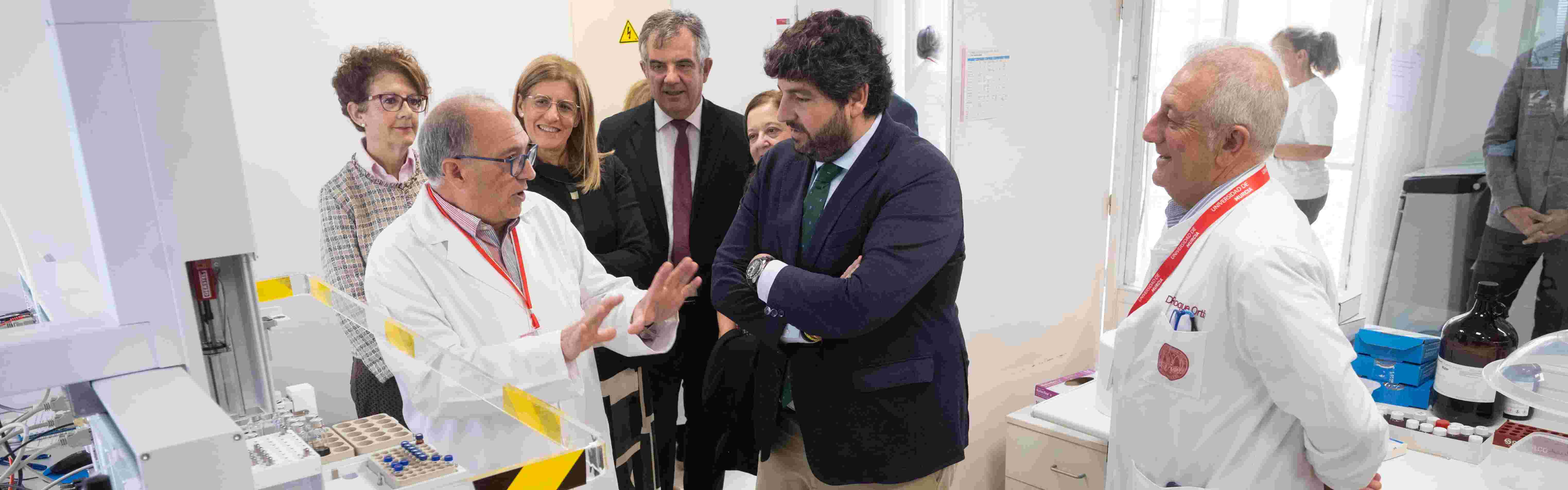 El presidente de la Comunidad Autónoma visita las instalaciones del Área Científica y Técnica de Investigación de la Universidad de Murcia