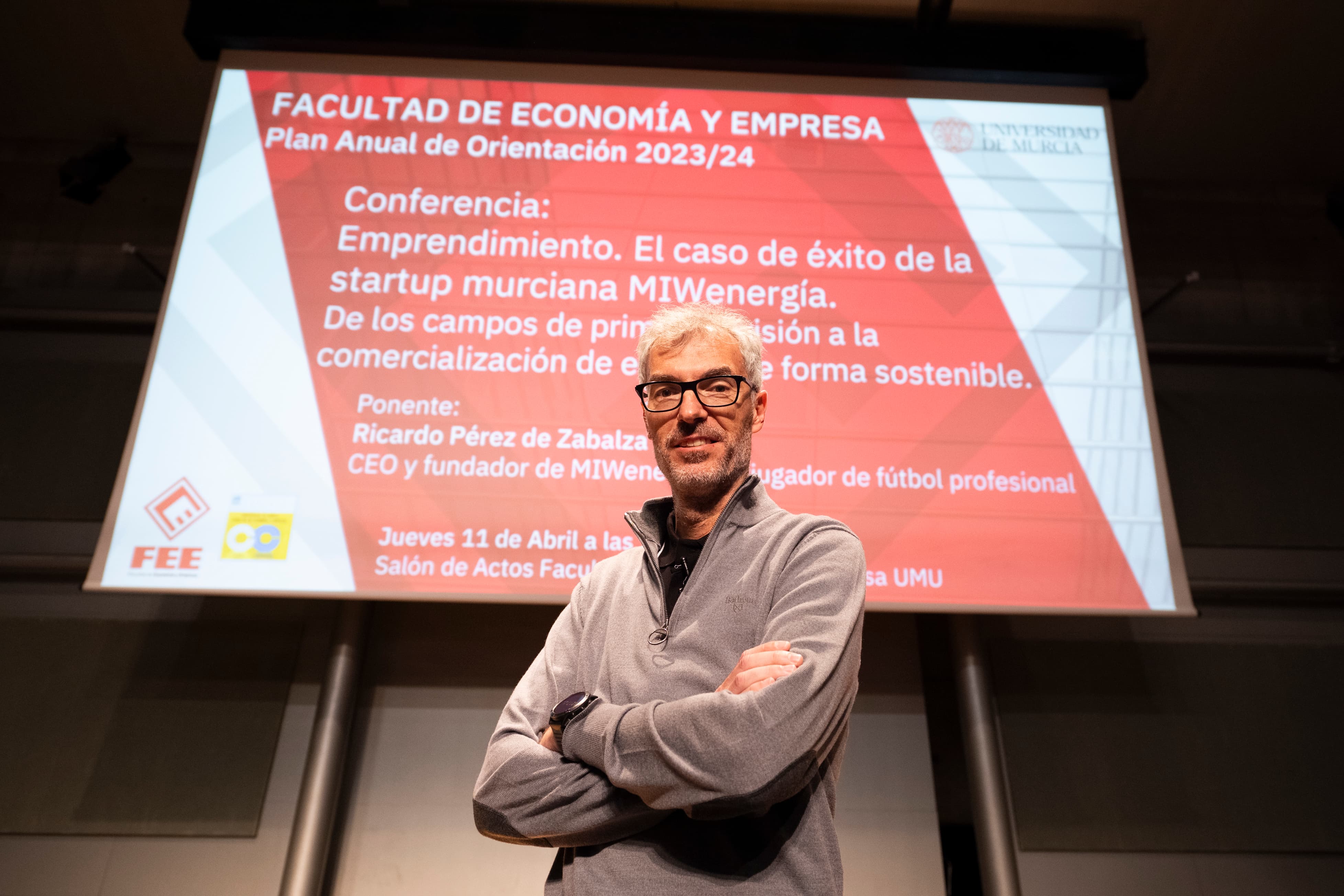 El exfutbolista Ricardo Pérez de Zabalza imparte una conferencia en la Facultad de Economía y Empresa para hablar del éxito de la startup murciana Miw Energía