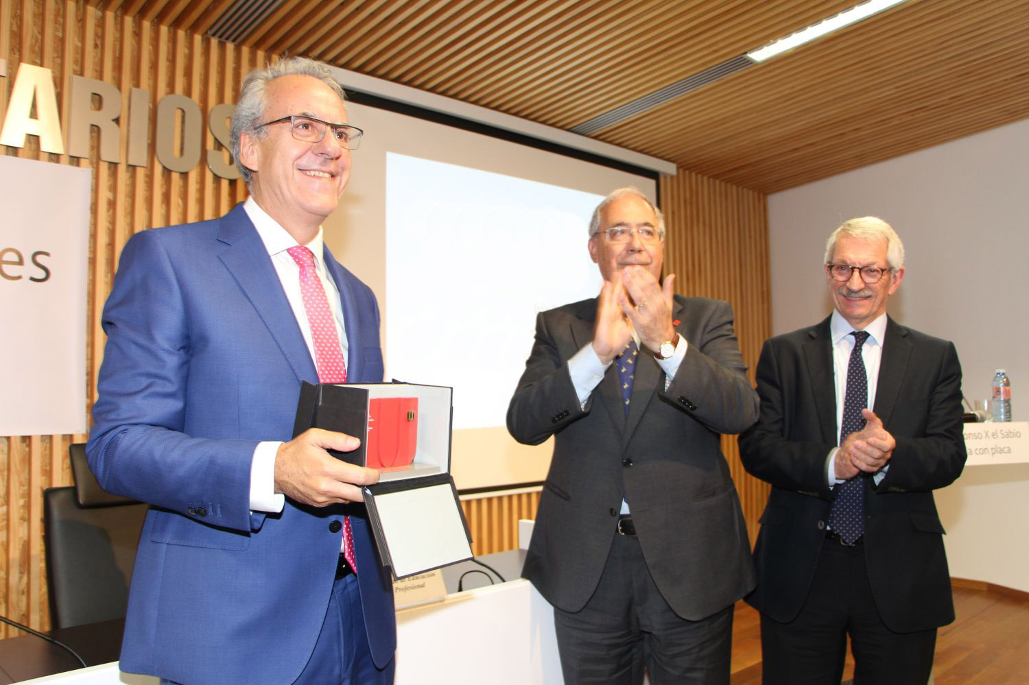 segundo-piriz-recibe-la-medalla-de-oro-de-crue-universidades-espanolas