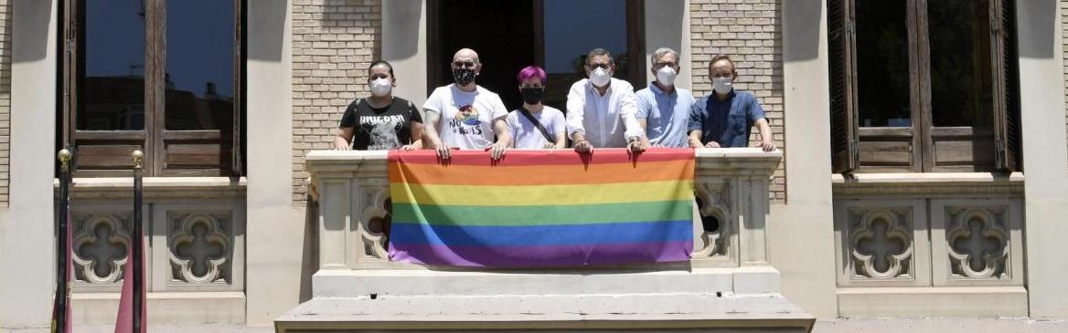 Nota de prensa - La Universidad de Murcia cuelga la bandera LGTBI en el edificio de la Convalecencia
