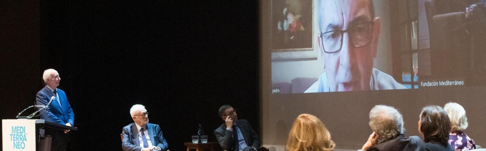 El escritor Pedro Calatrava gana el I Premio de Novela Fundación Mediterráneo por su obra 'El hombre azul'