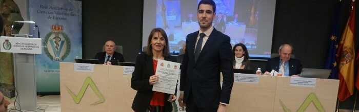 Nota de prensa - La profesora de la Facultad de Veterinaria Elena Goyena recibe un premio de la Real Academia de Ciencias Veterinarias de España