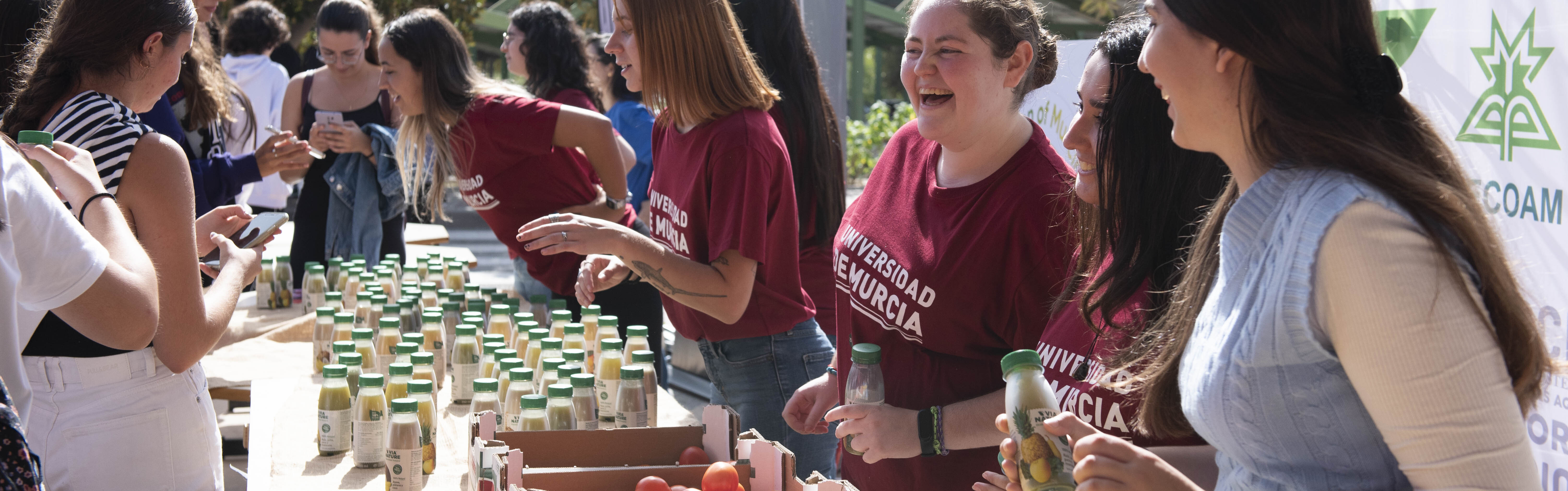Reparto de fruta y verduras por el Día de las Universidades Saludables